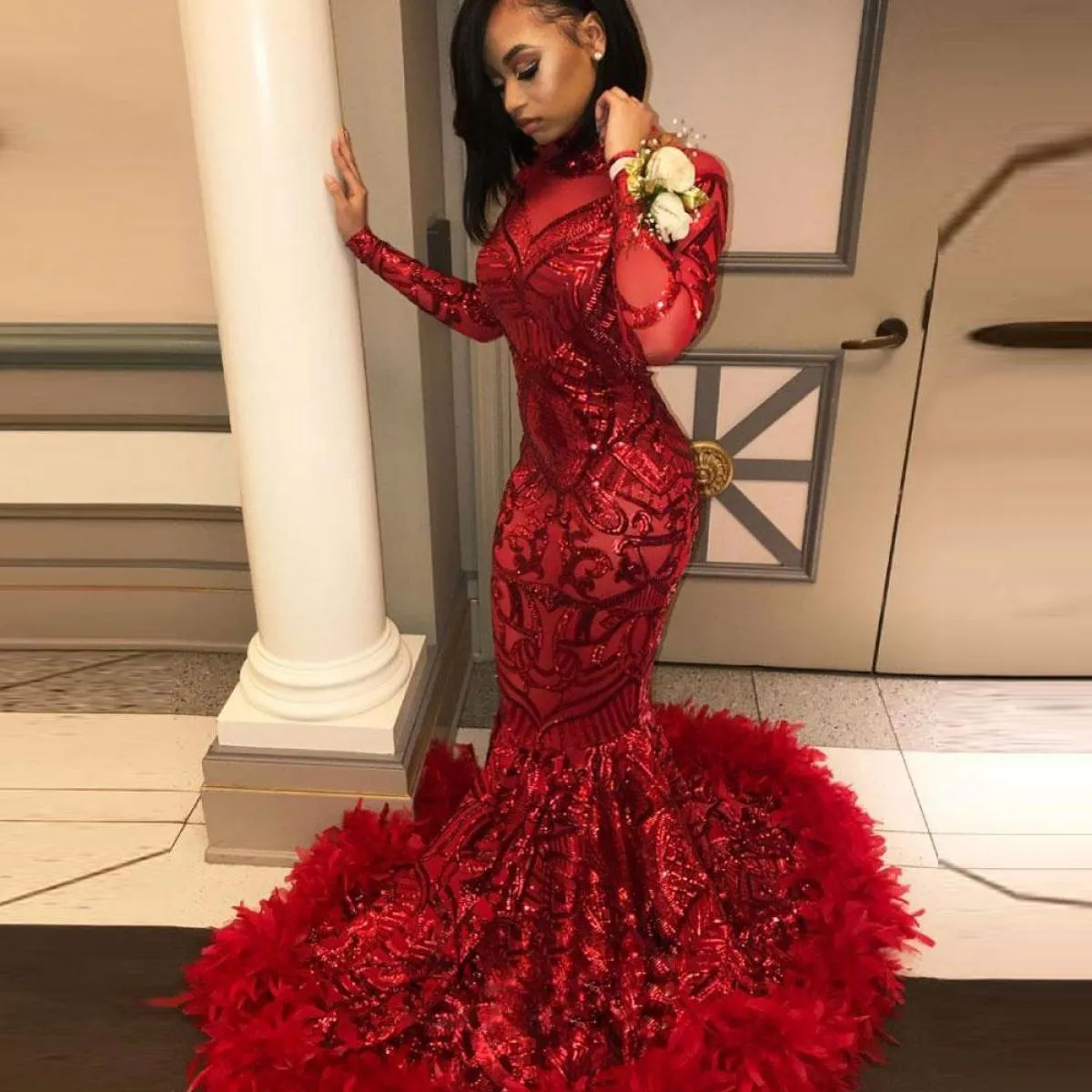 Abiti da ballo africani eleganti a sirena rossa per le donne 2023 collo alto a maniche lunghe con piume e strascico con paillett