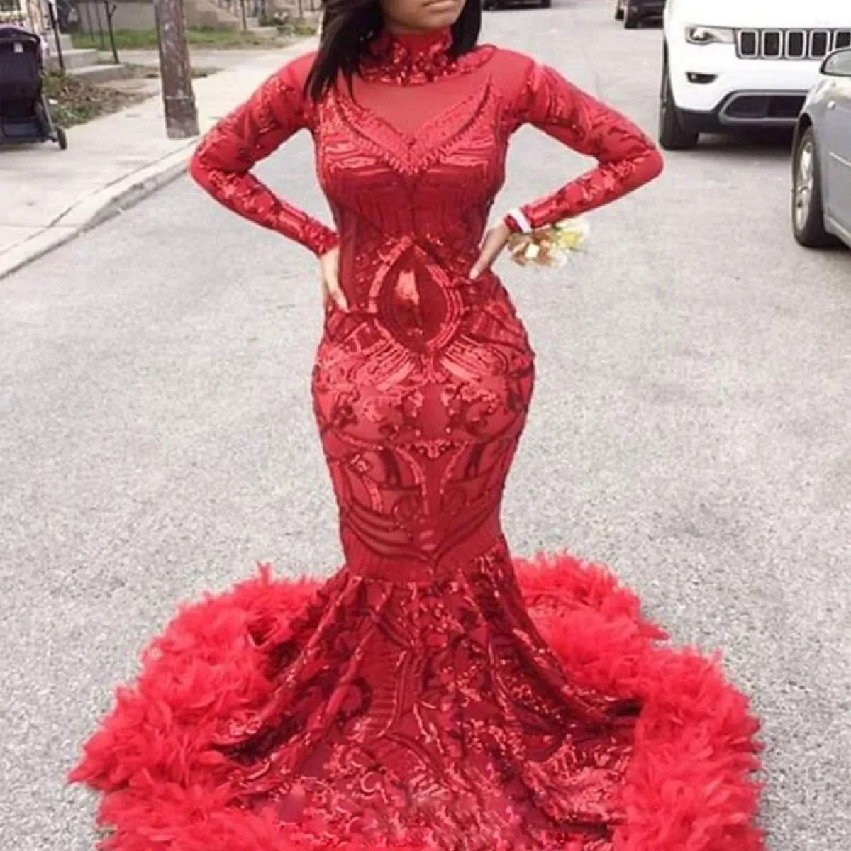 Abiti da ballo africani eleganti a sirena rossa per le donne 2023 collo alto a maniche lunghe con piume e strascico con paillett