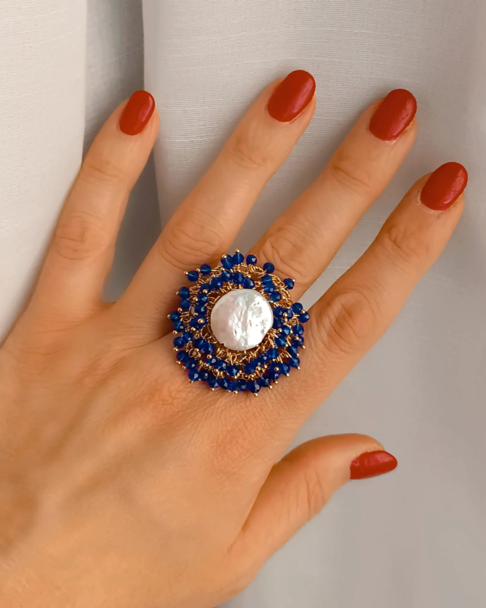 Anello in Ottone con Perla Barocca Piatta e Cristalli Blu