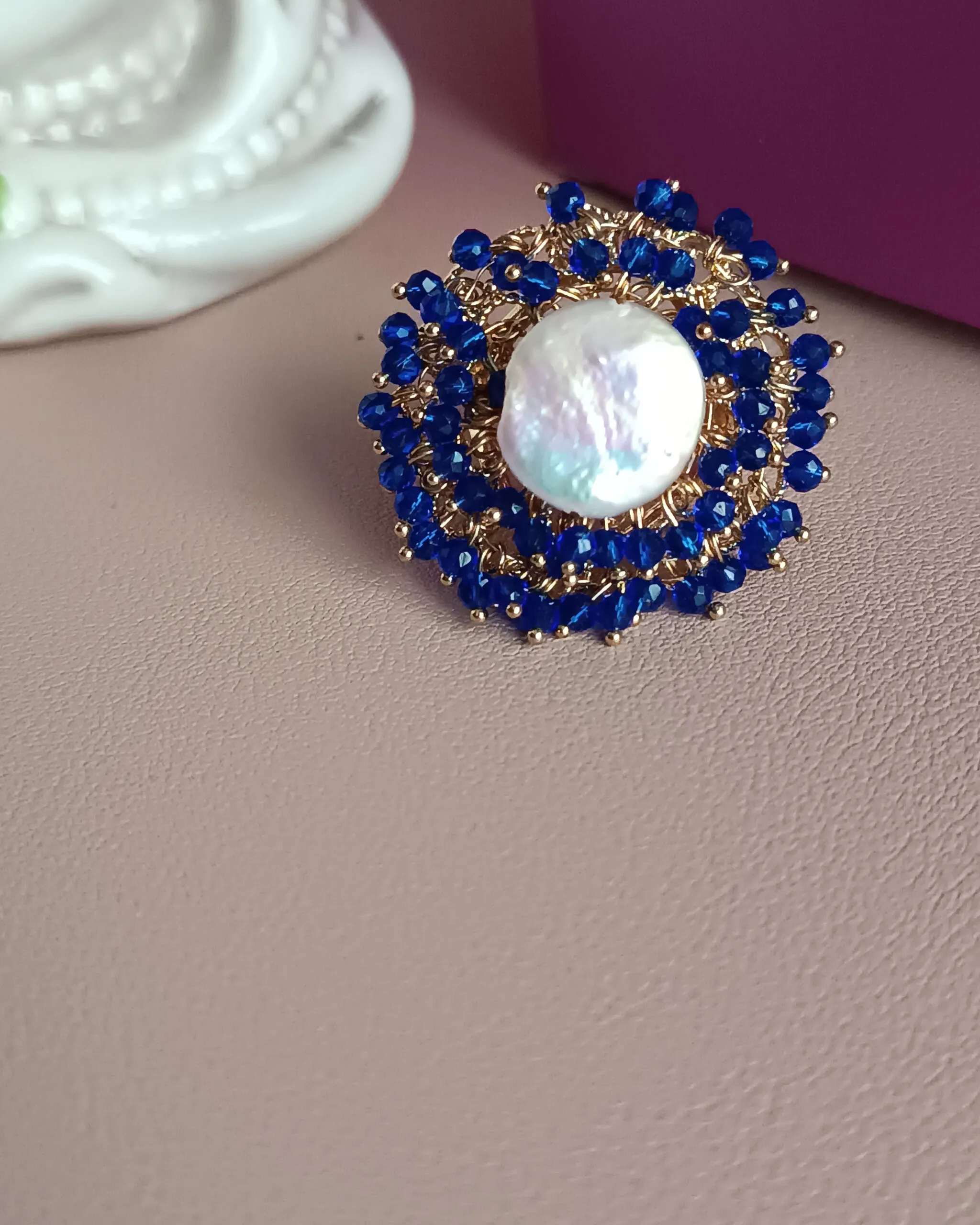 Anello in Ottone con Perla Barocca Piatta e Cristalli Blu