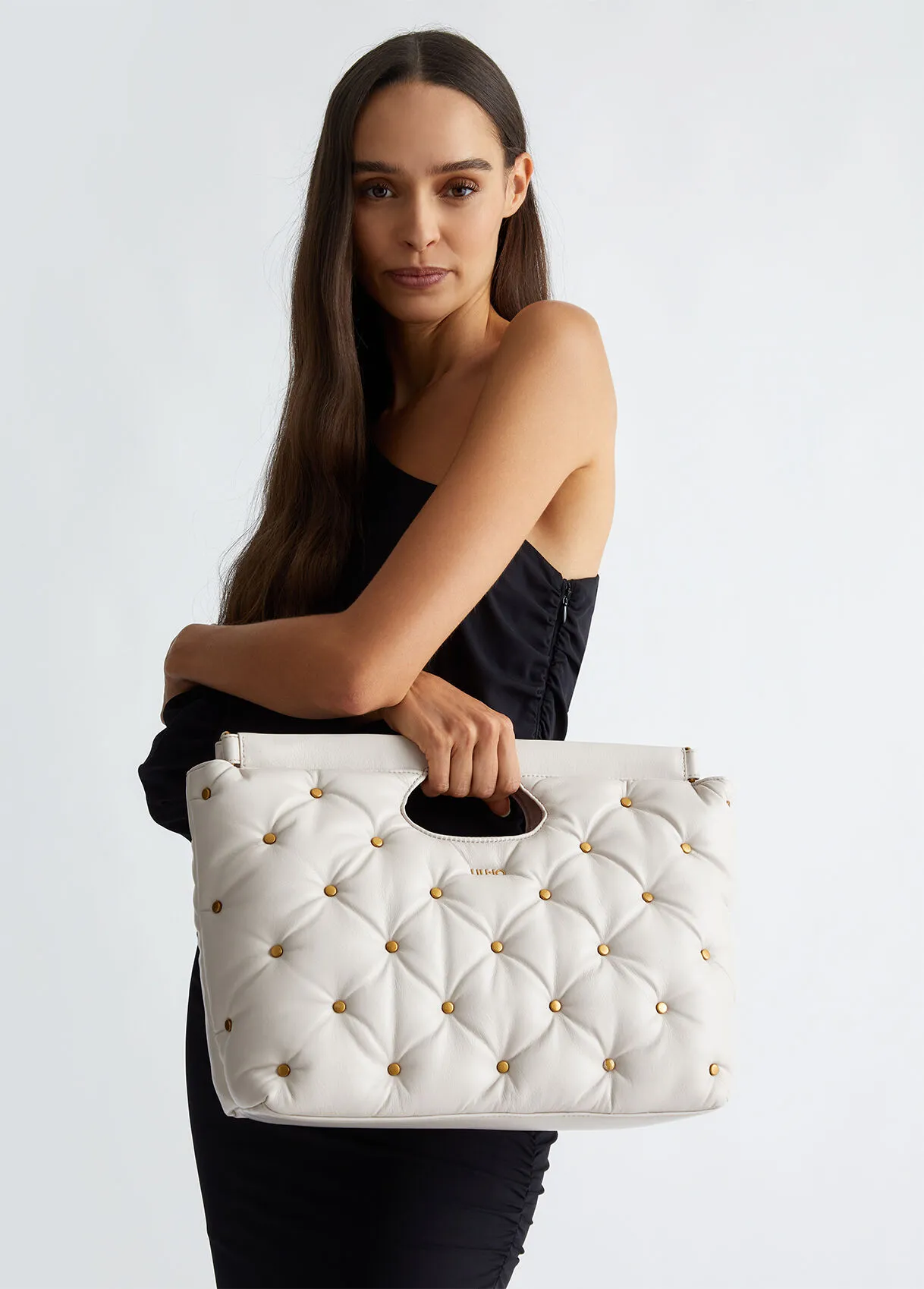 Borsa a mano glossy con borchie