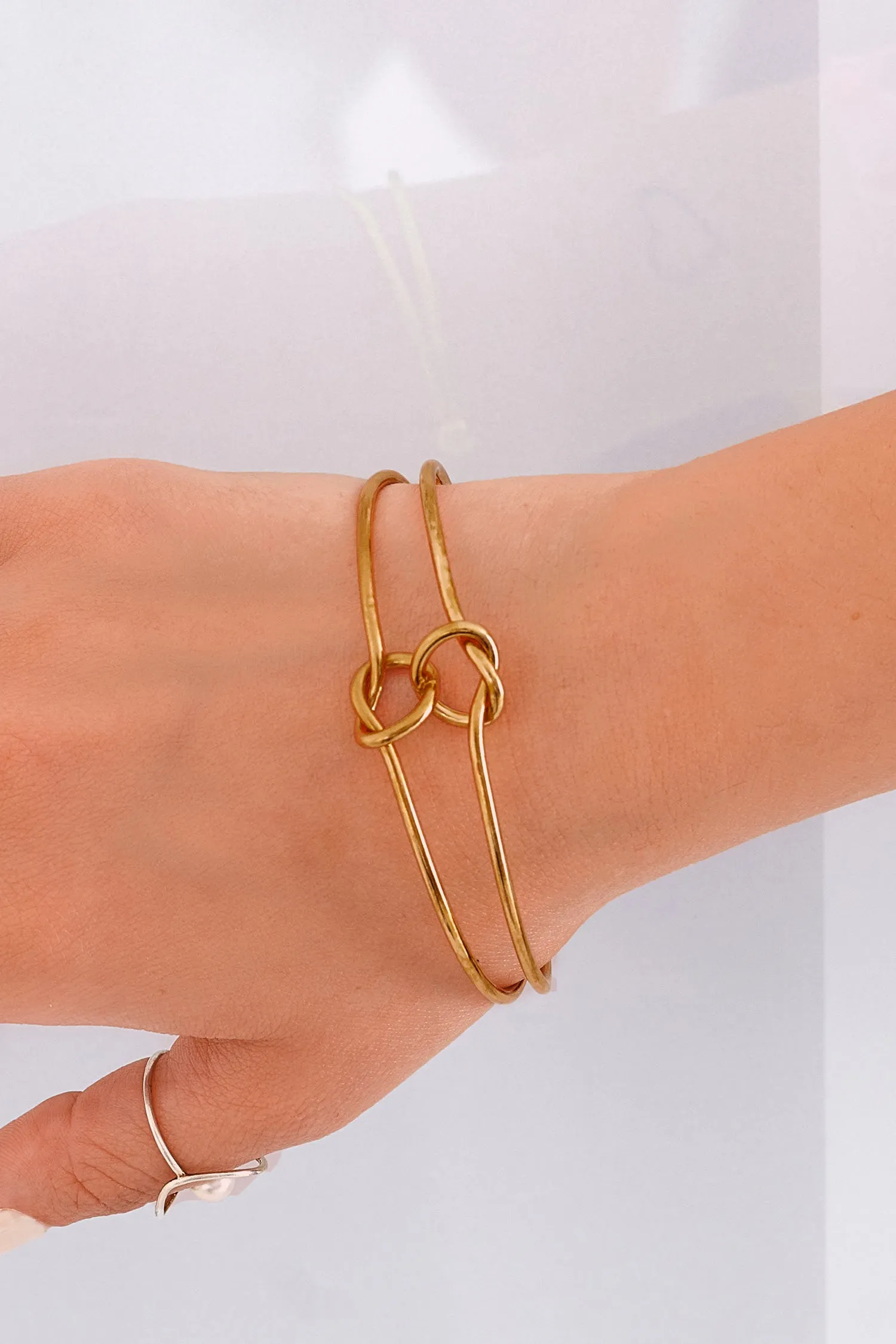 Bracciale oro rigido con nodo