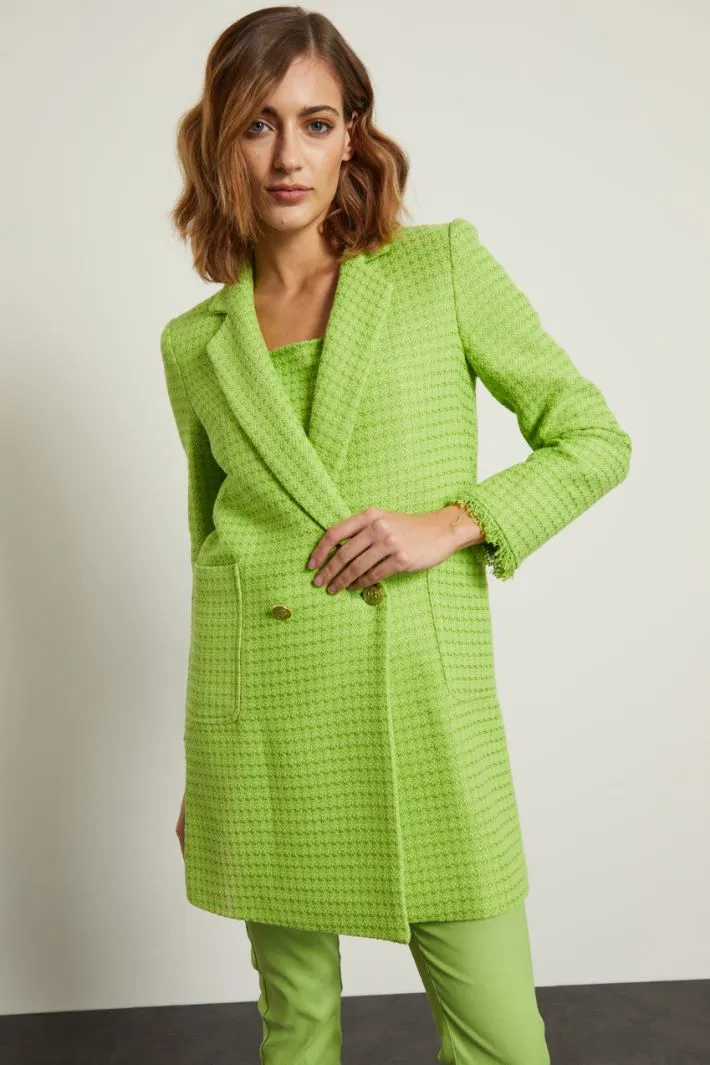 Cappotto con maniche sfrangiate