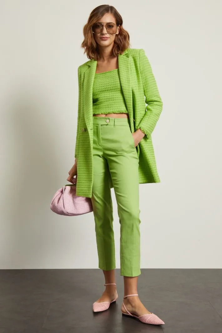 Cappotto con maniche sfrangiate