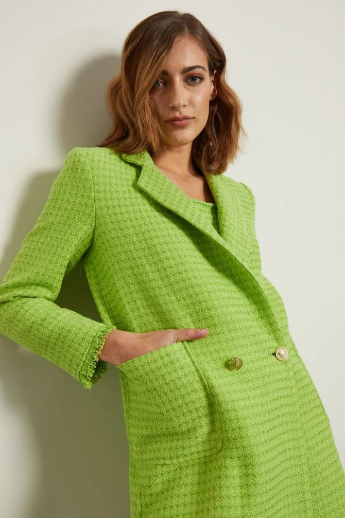 Cappotto con maniche sfrangiate