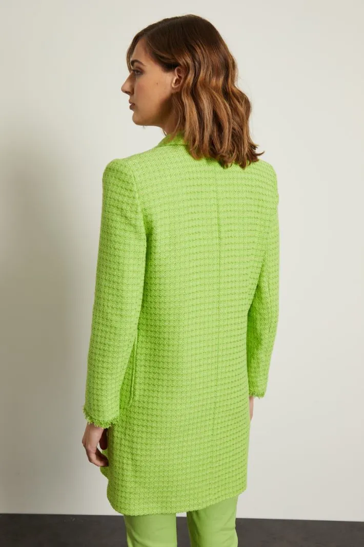 Cappotto con maniche sfrangiate