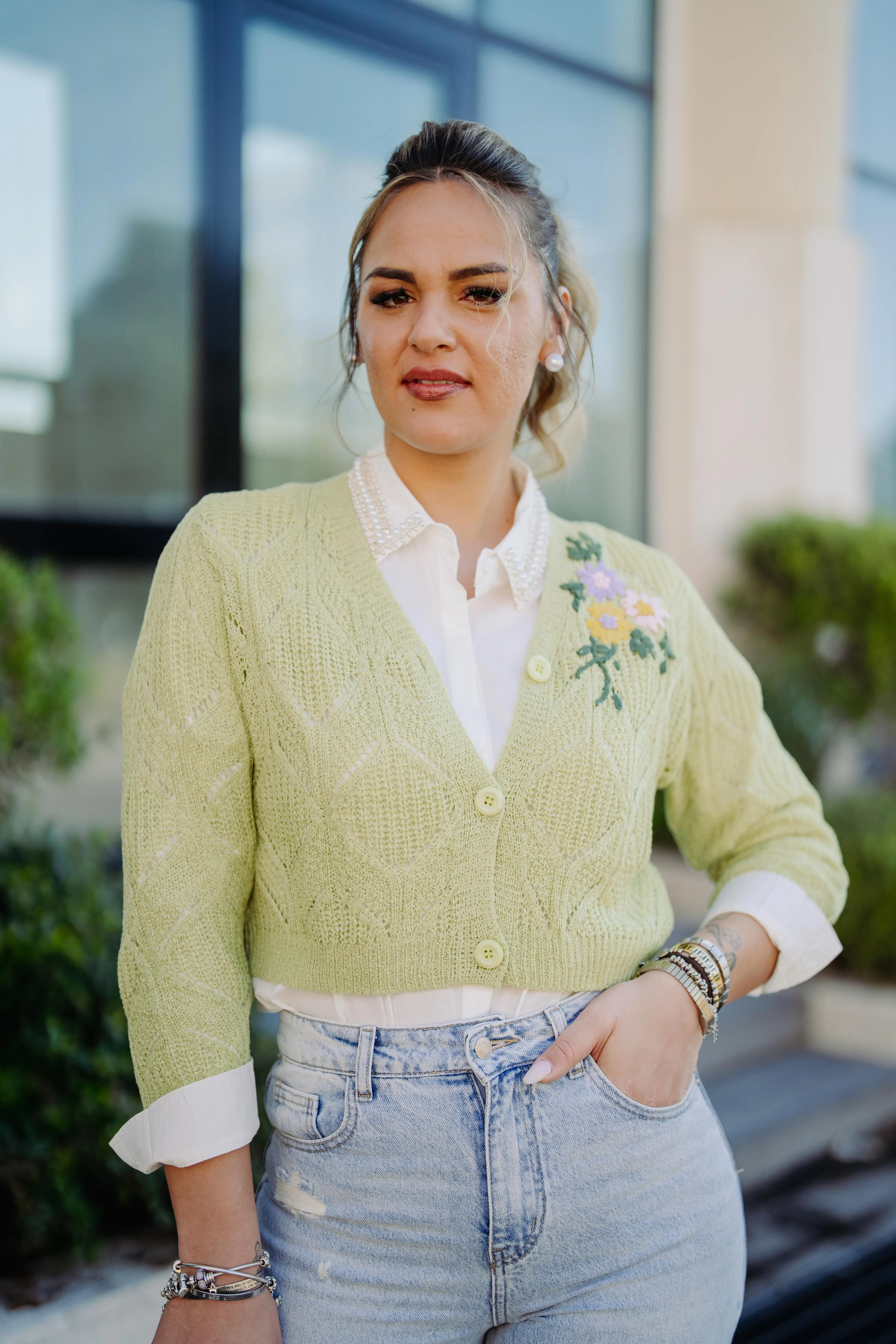 Cardigan traforato con fiori ricamati