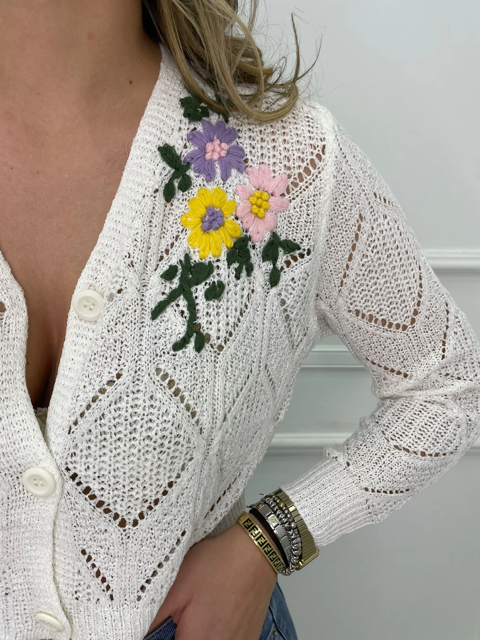 Cardigan traforato con fiori ricamati