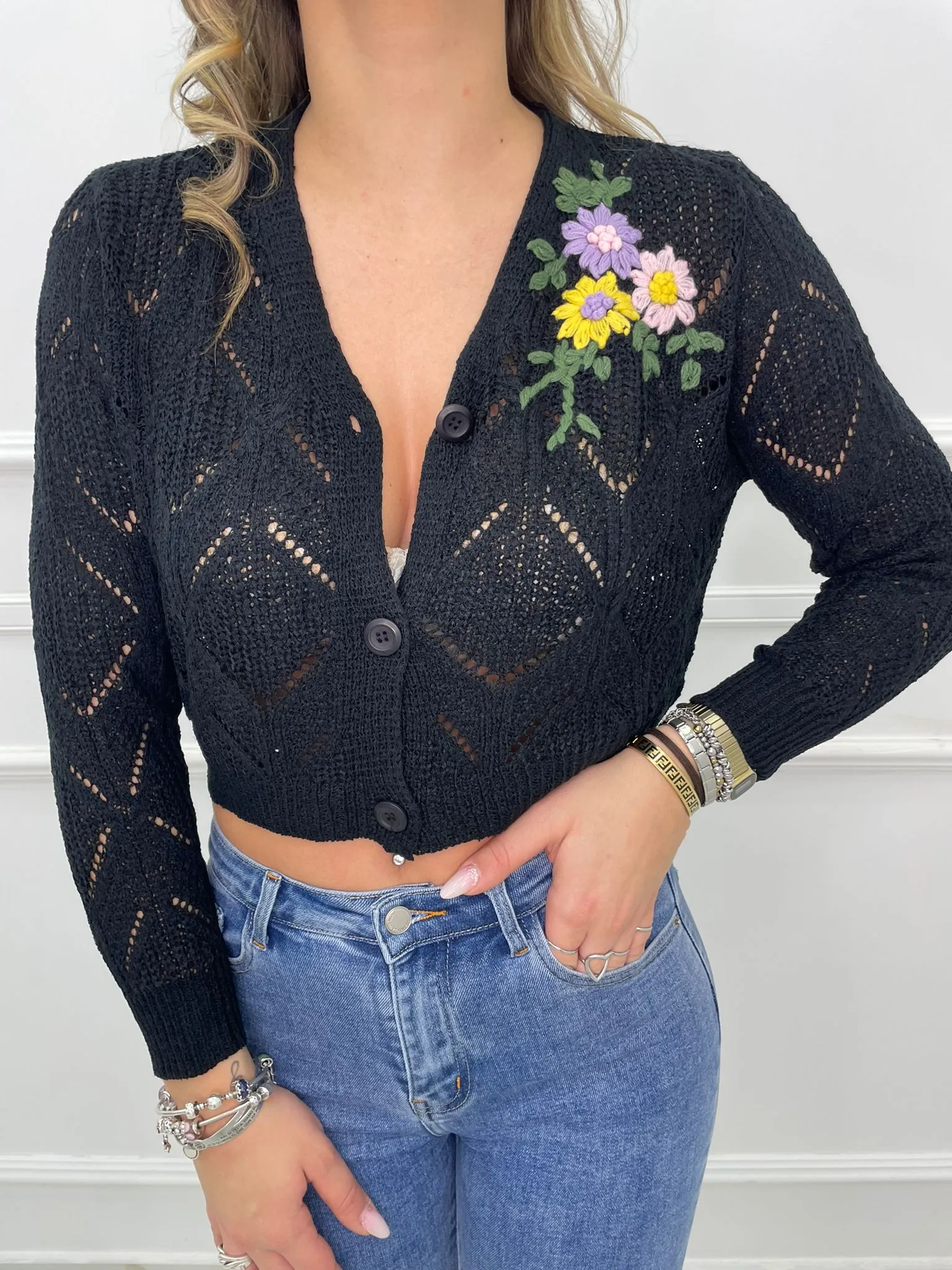 Cardigan traforato con fiori ricamati