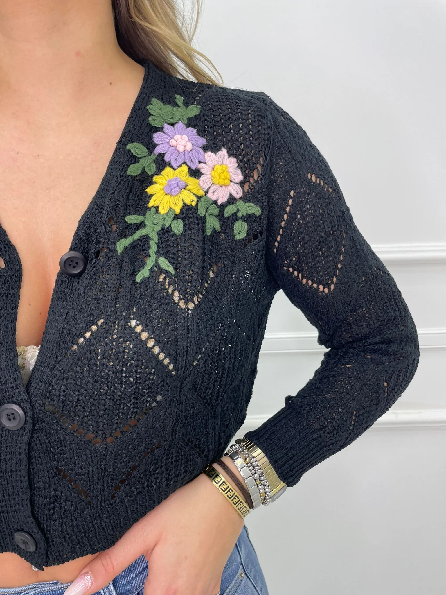 Cardigan traforato con fiori ricamati