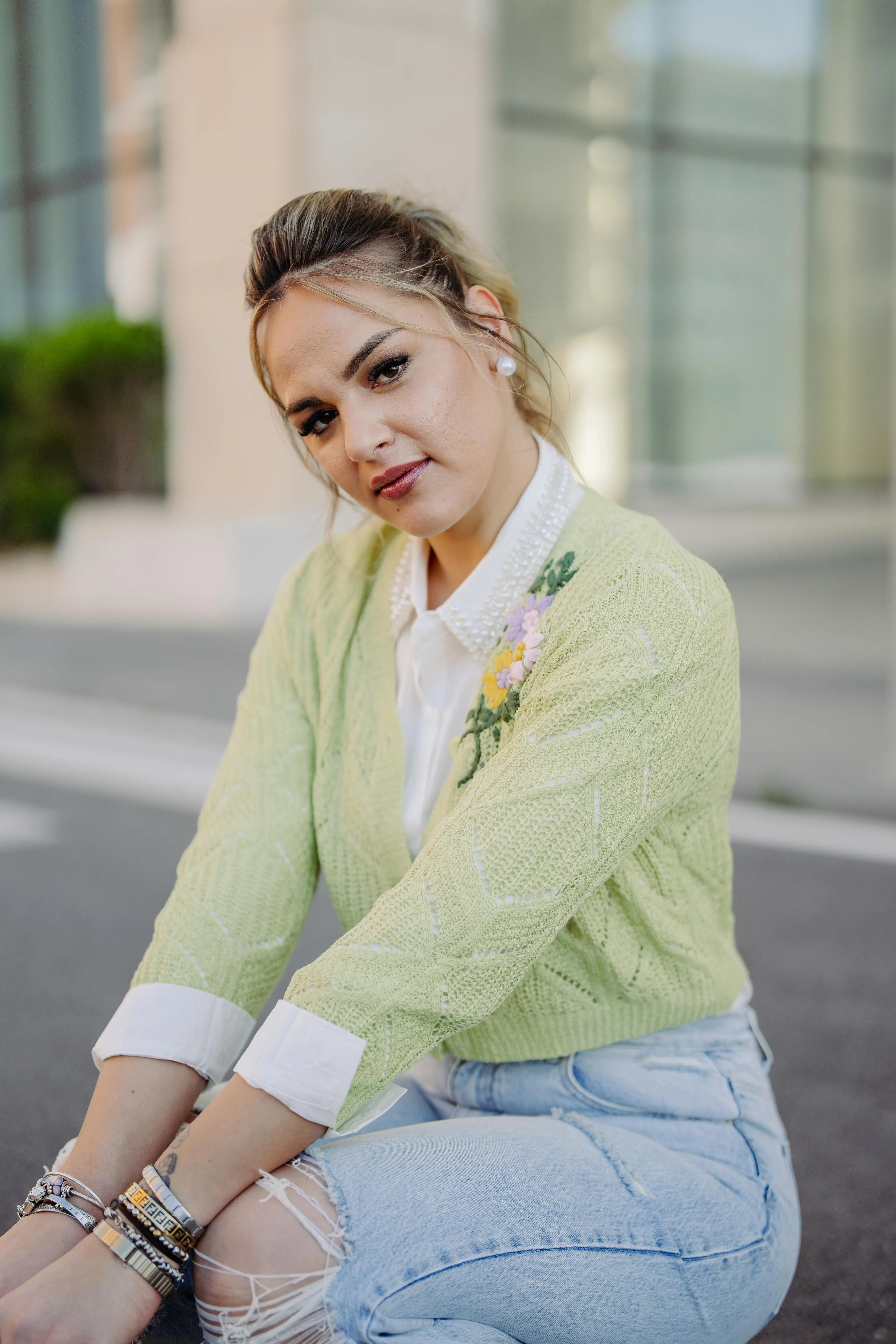 Cardigan traforato con fiori ricamati