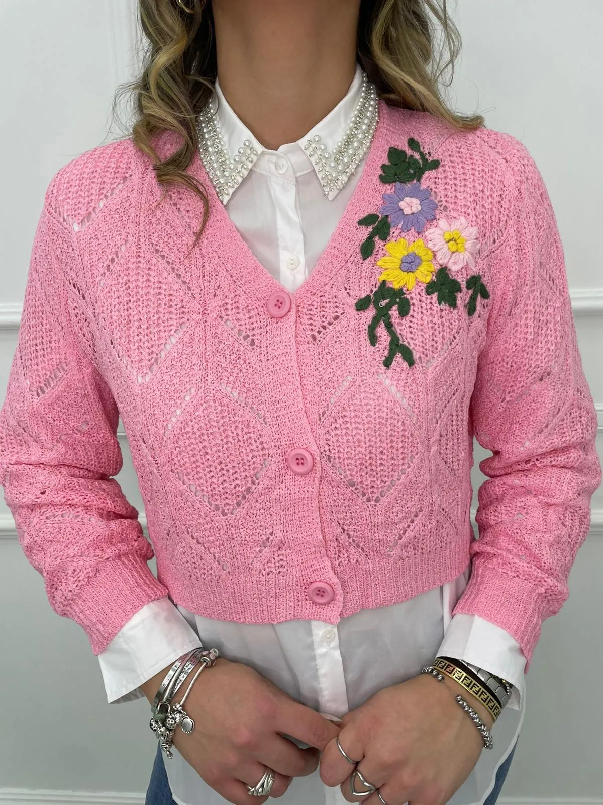 Cardigan traforato con fiori ricamati