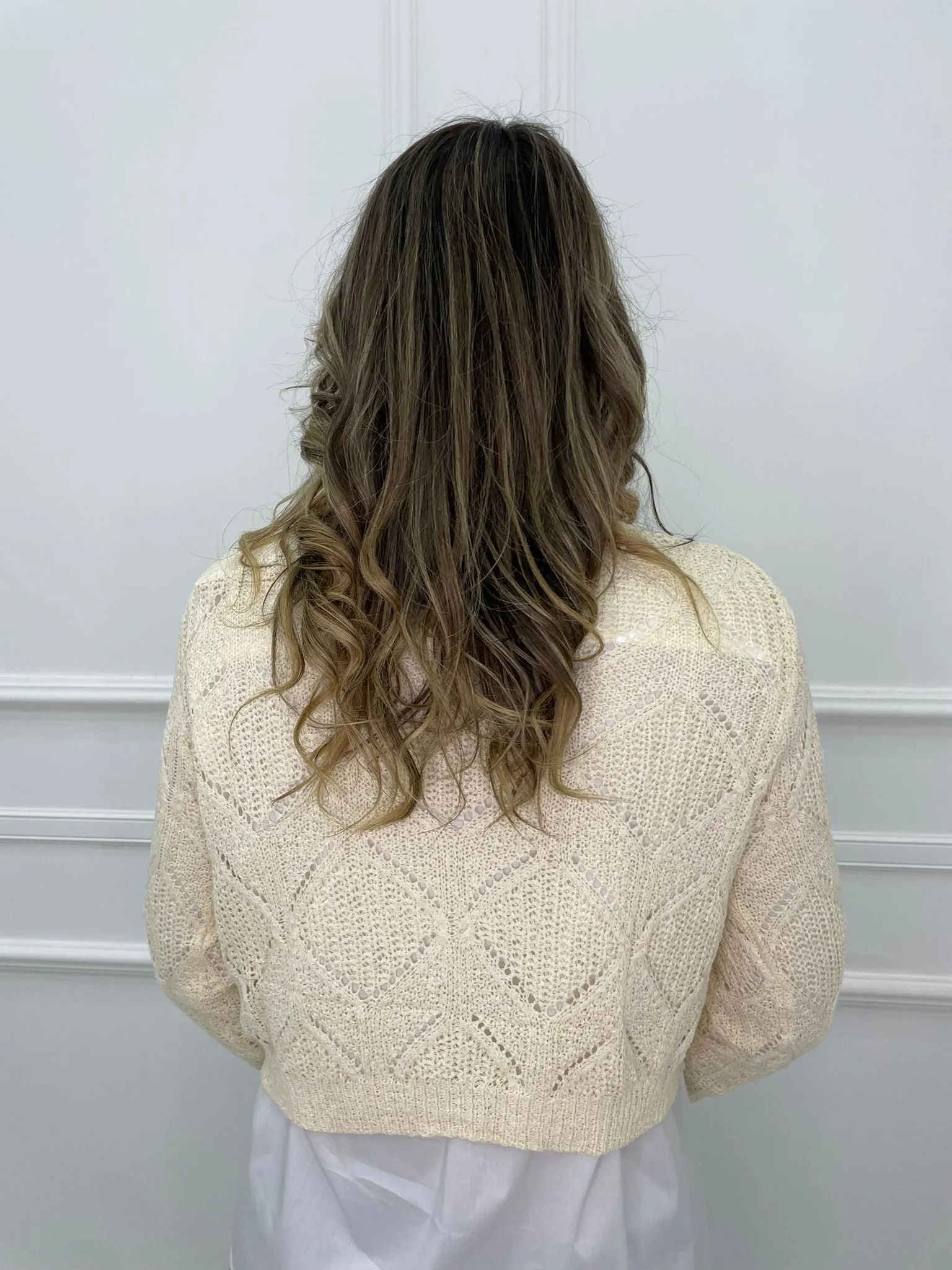 Cardigan traforato con fiori ricamati