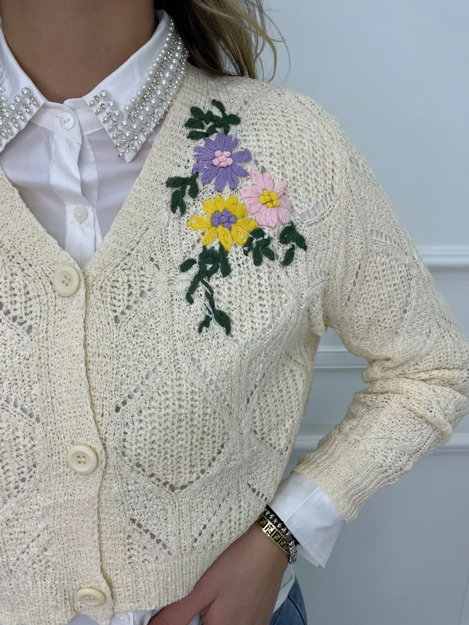 Cardigan traforato con fiori ricamati