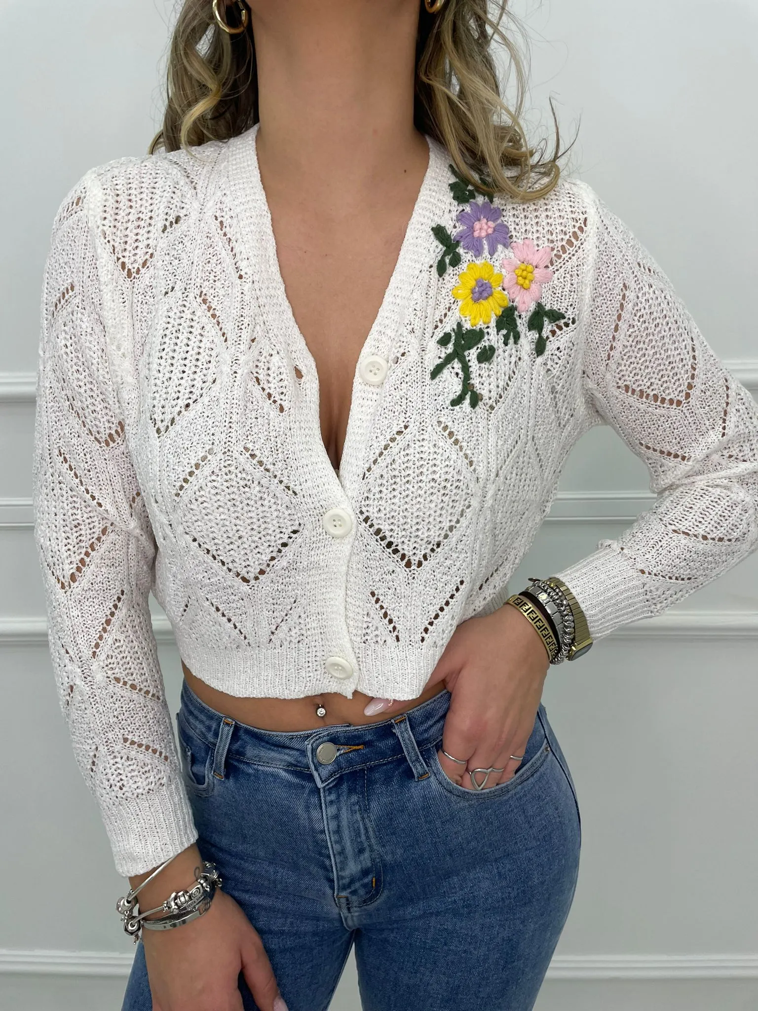 Cardigan traforato con fiori ricamati