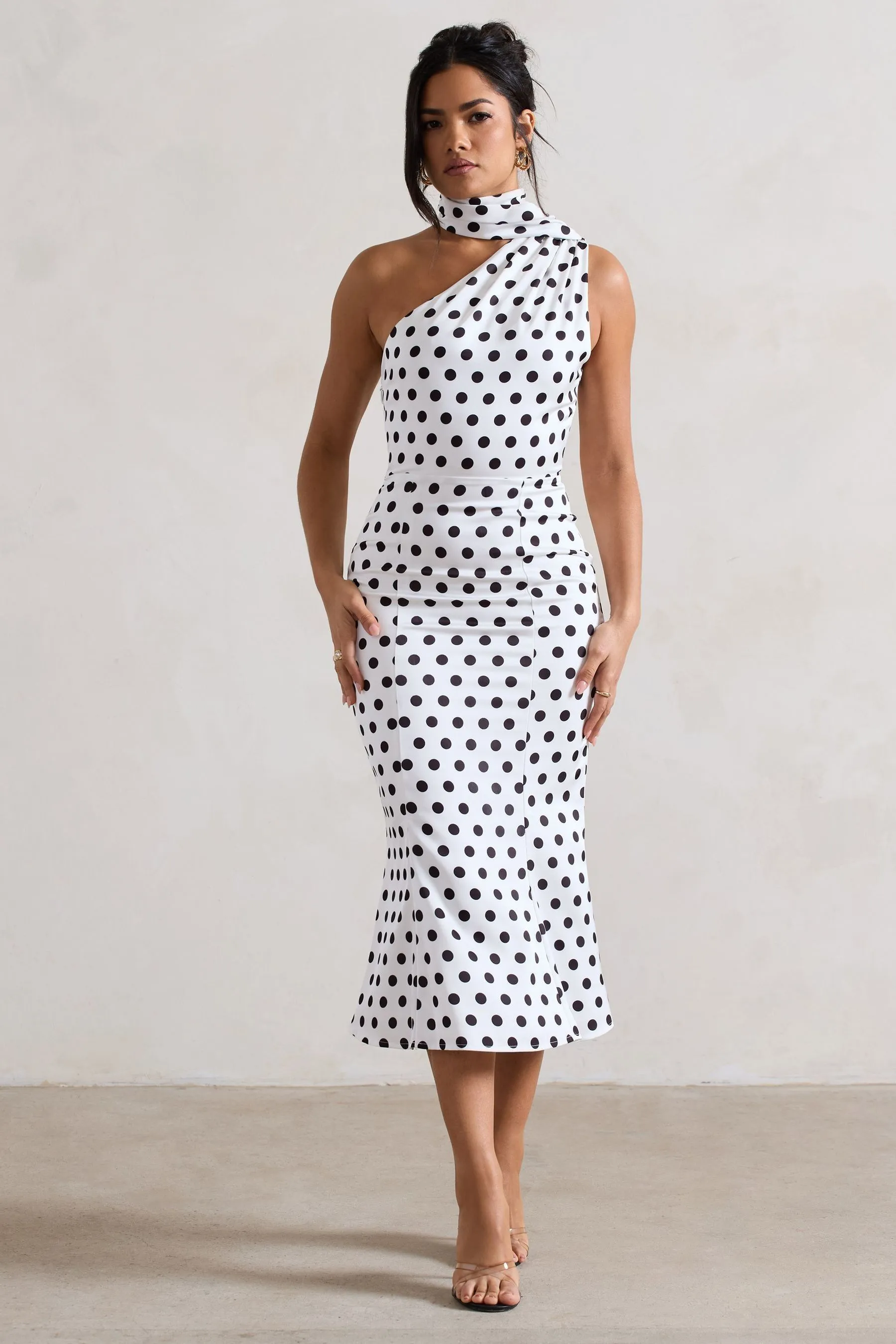 Club L London - Golden Girl - Abito midi asimmetrico a pois con collo alto