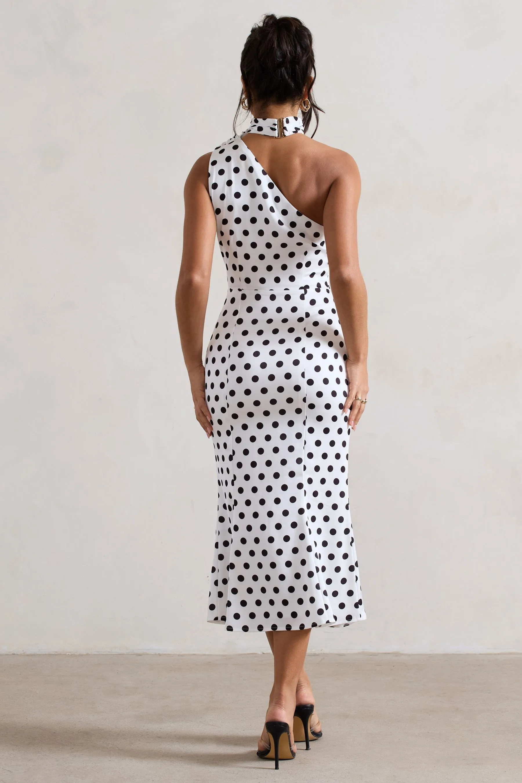 Club L London - Golden Girl - Abito midi asimmetrico a pois con collo alto