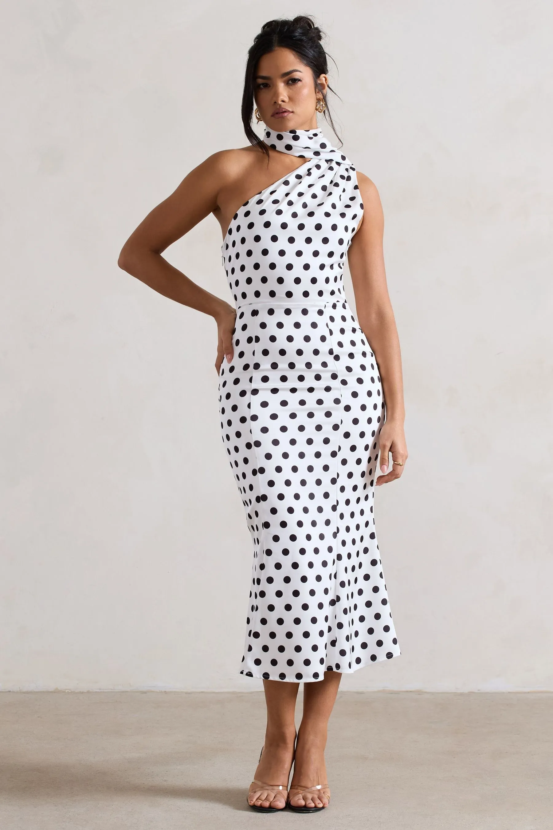 Club L London - Golden Girl - Abito midi asimmetrico a pois con collo alto