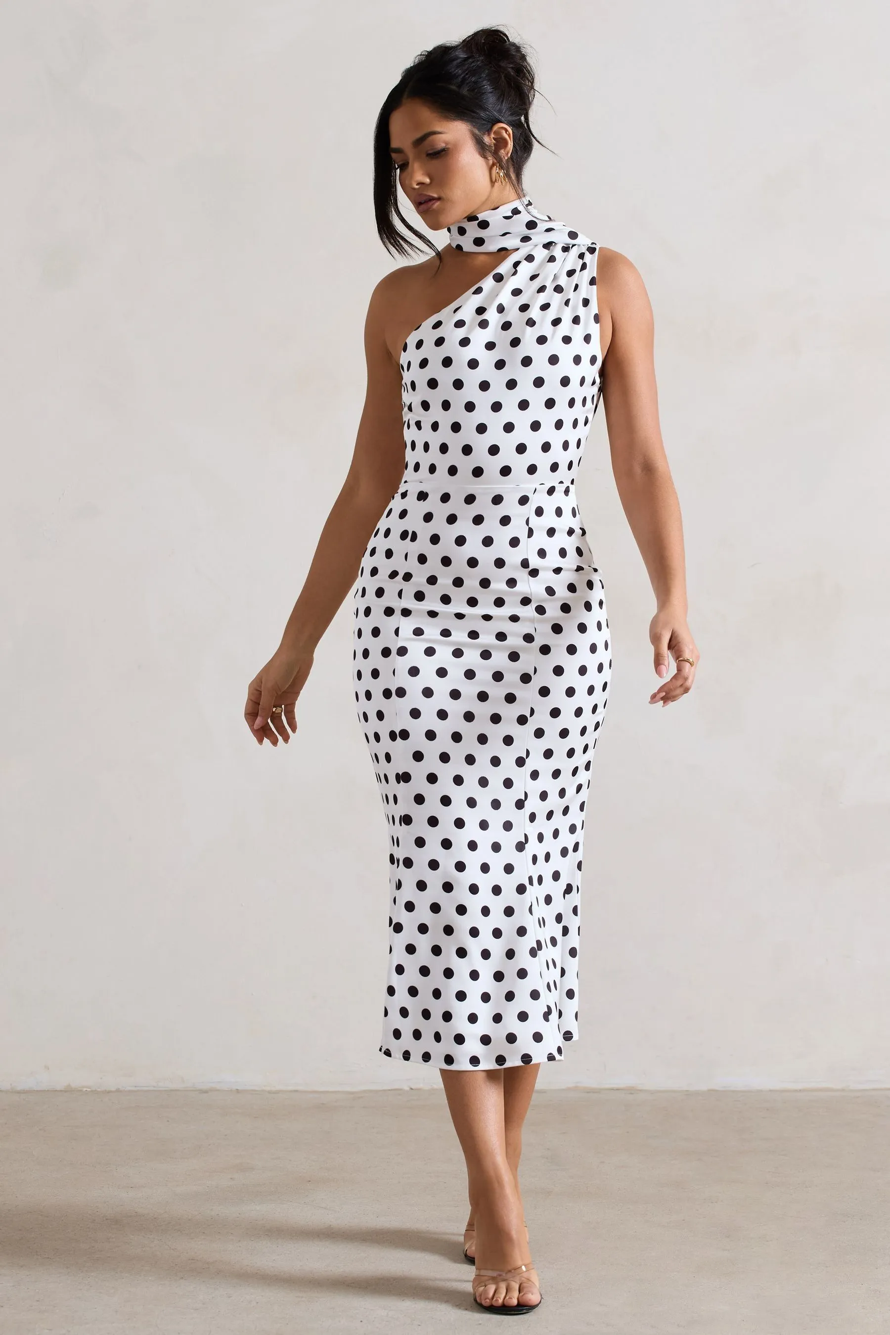 Club L London - Golden Girl - Abito midi asimmetrico a pois con collo alto