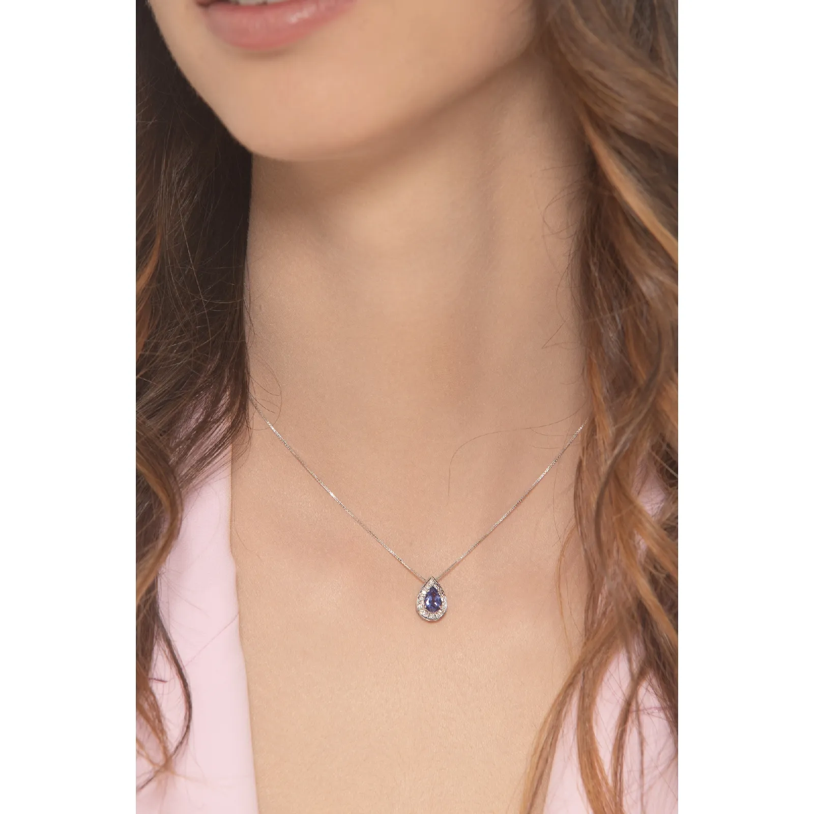 Collana con ciondolo in oro bianco 18k, tanzanite a goccia e diamanti a contorno. Misura circa 1.25x0.85 cm
