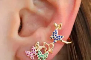 Eleganti orecchini a forma di piccole farfalle, ART383, multicolor