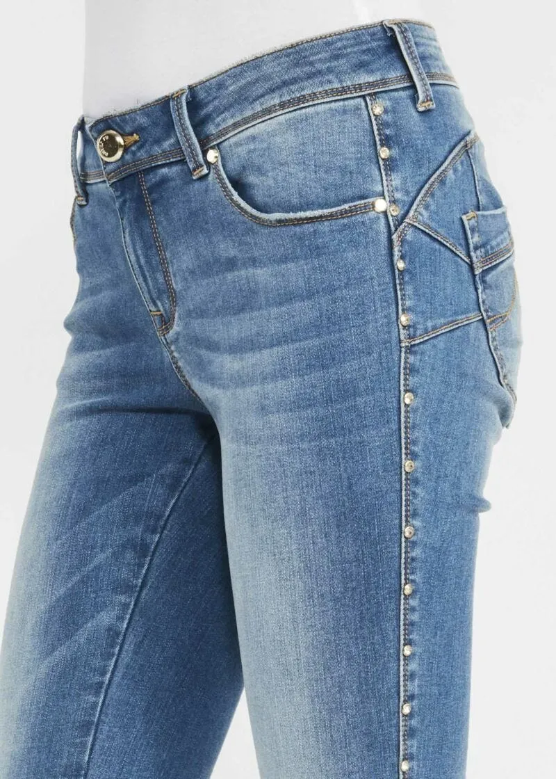 Jeans skinny con rivetti