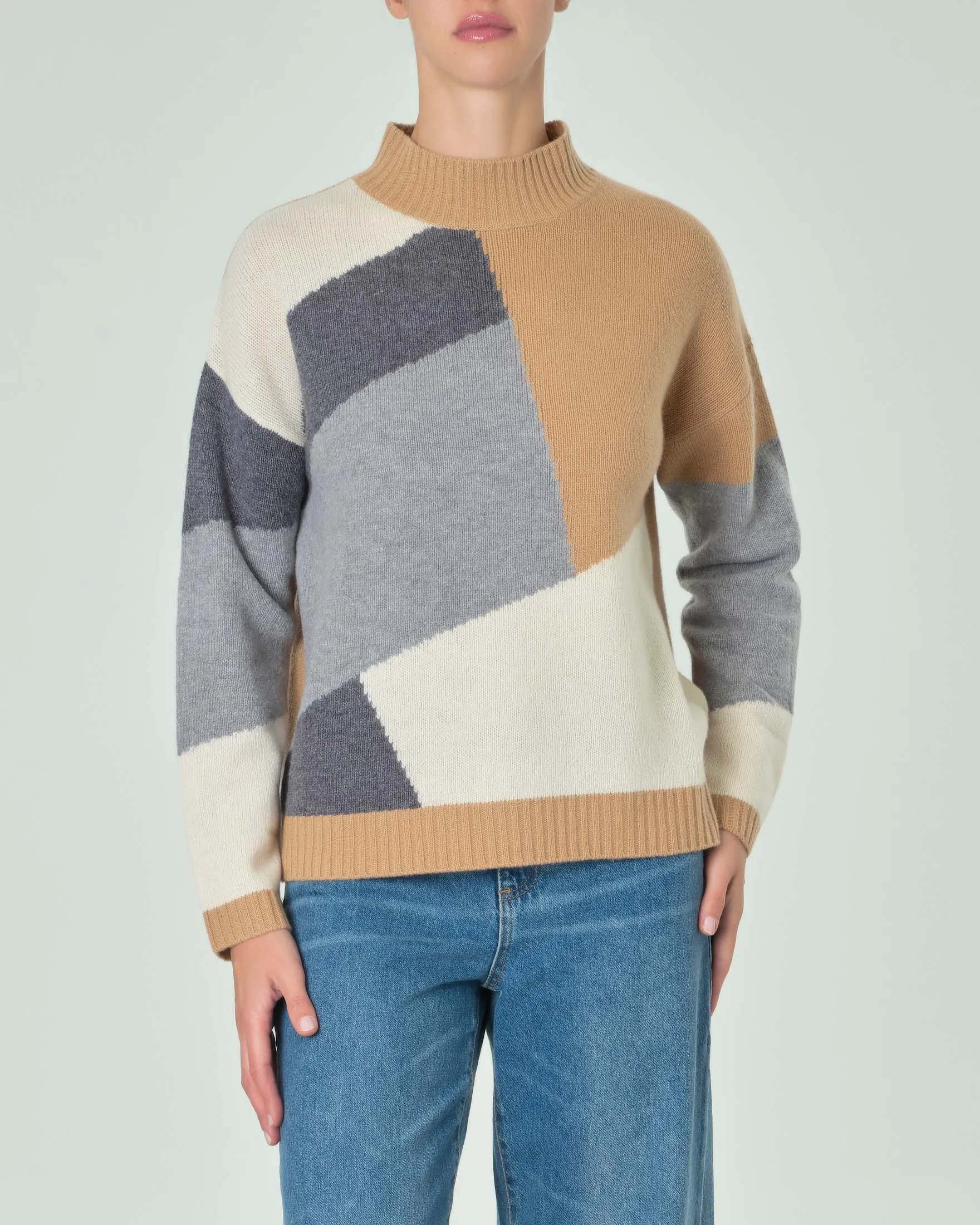 Maglia in lana a blocchi di colore grigio cammello e avorio con collo in piedi