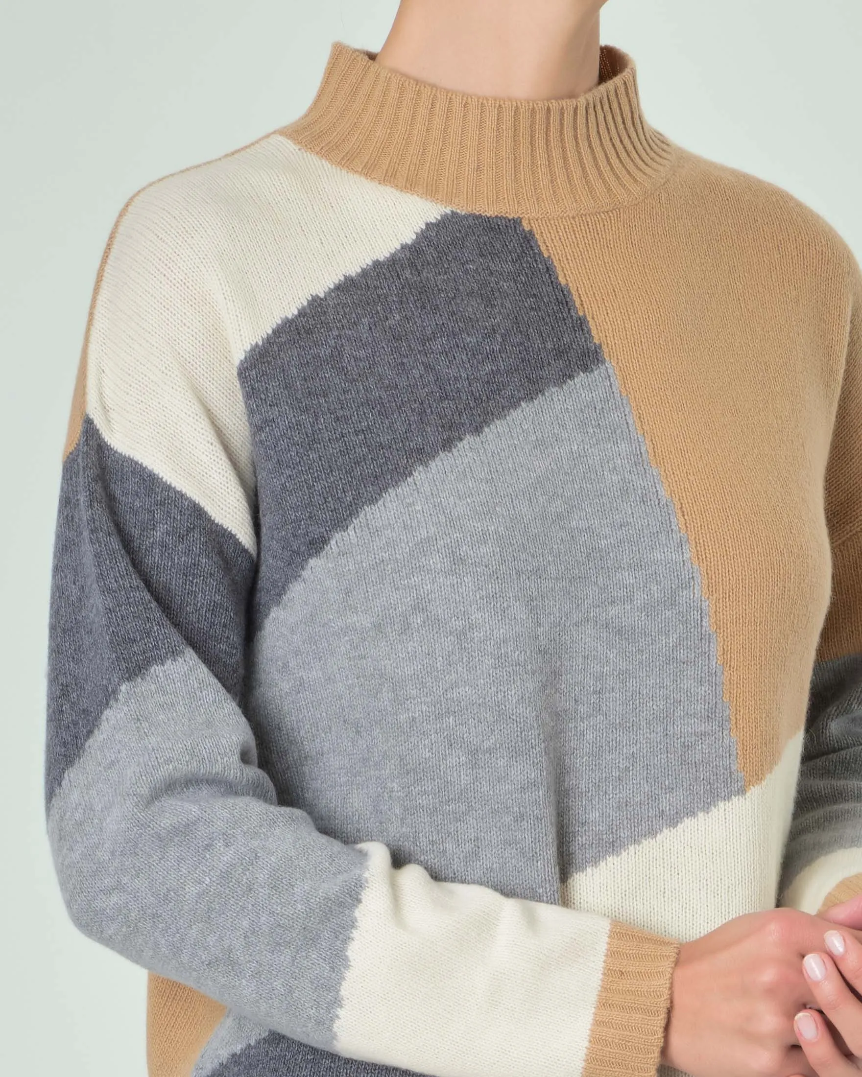Maglia in lana a blocchi di colore grigio cammello e avorio con collo in piedi