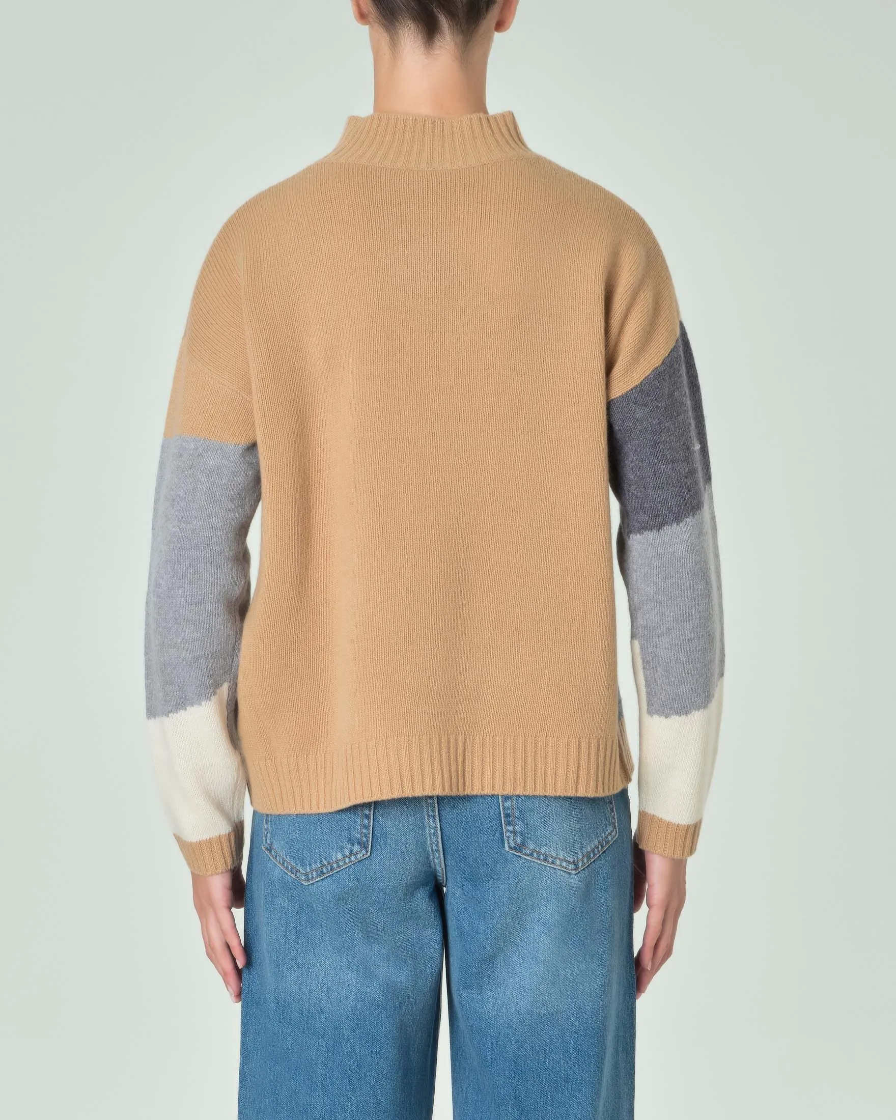 Maglia in lana a blocchi di colore grigio cammello e avorio con collo in piedi