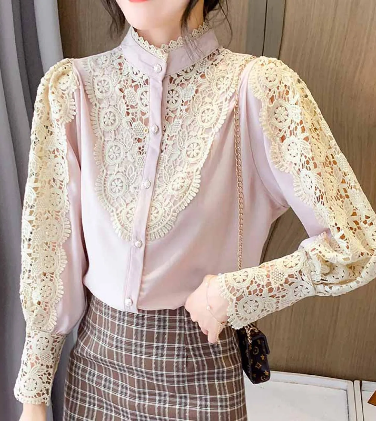 Nuova camicia con cuciture in pizzo Primavera Chic Bottoni a fiore cavo Camicetta da donna a maniche lunghe con collo alto dolce