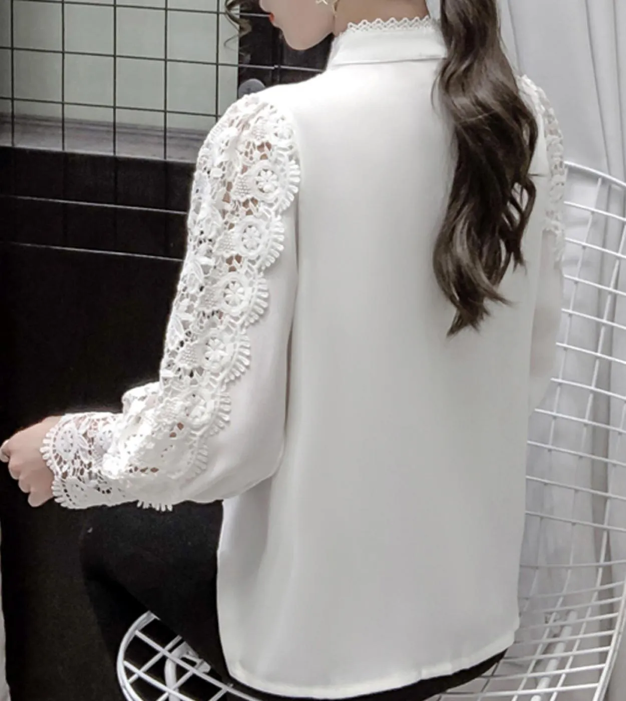 Nuova camicia con cuciture in pizzo Primavera Chic Bottoni a fiore cavo Camicetta da donna a maniche lunghe con collo alto dolce