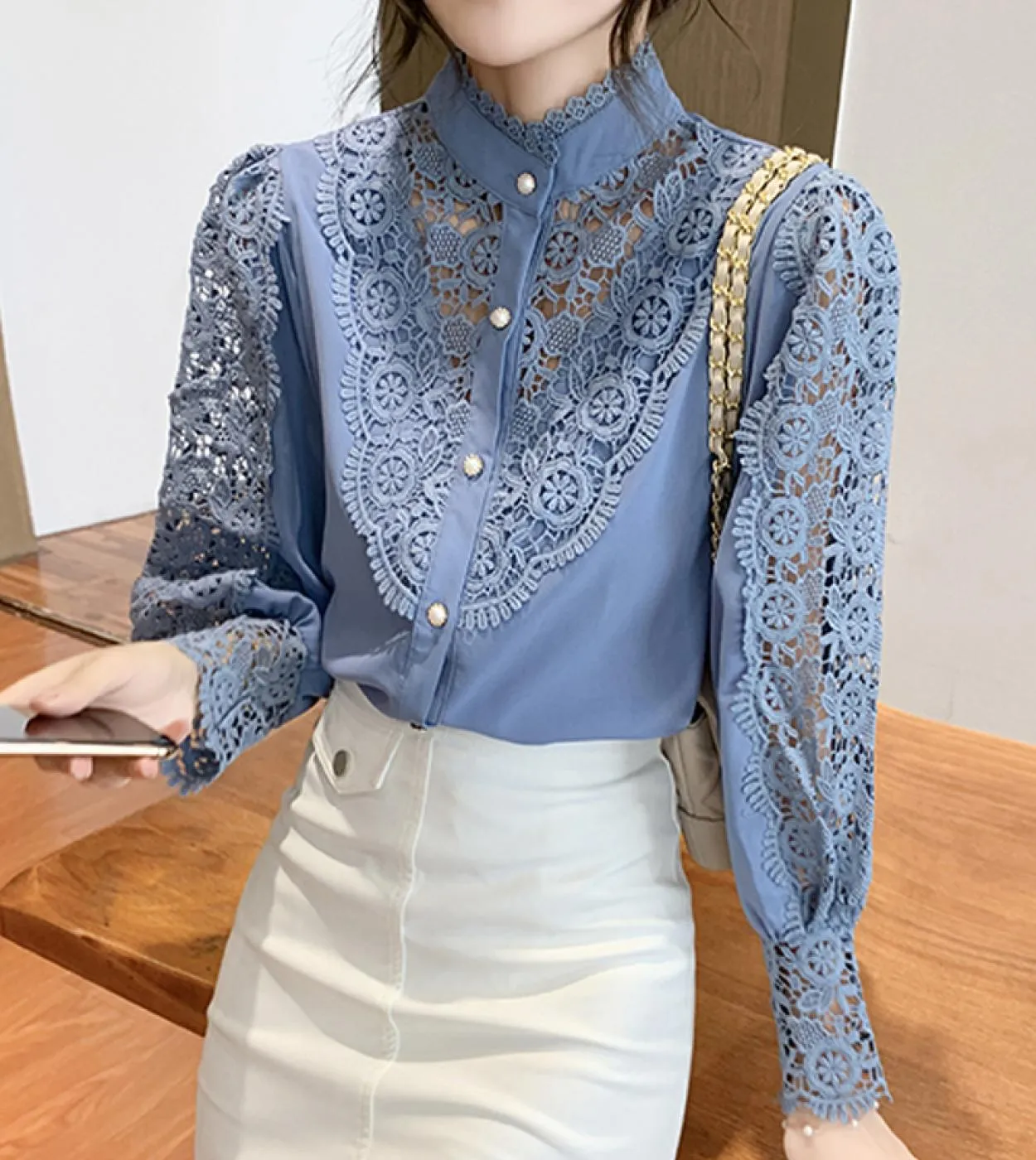 Nuova camicia con cuciture in pizzo Primavera Chic Bottoni a fiore cavo Camicetta da donna a maniche lunghe con collo alto dolce