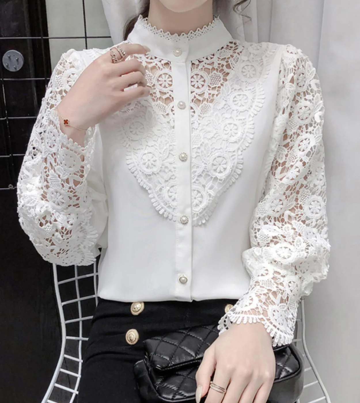 Nuova camicia con cuciture in pizzo Primavera Chic Bottoni a fiore cavo Camicetta da donna a maniche lunghe con collo alto dolce