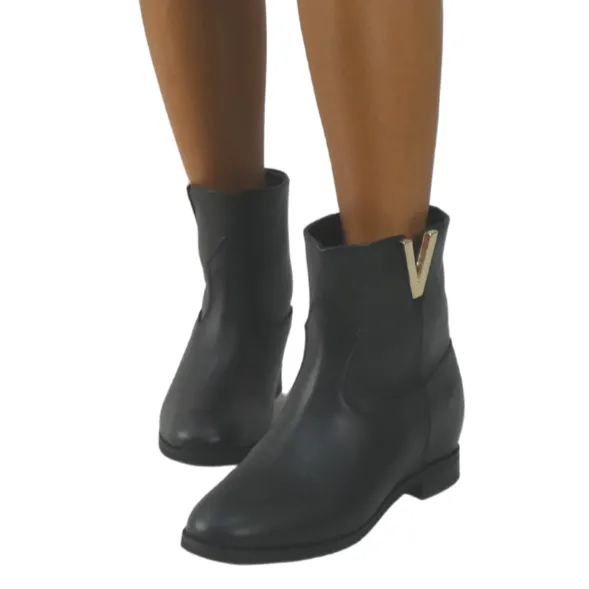 R130 - Stivaletto tubolare in Vera Pelle con rialzo interno e Accessorio Dorato