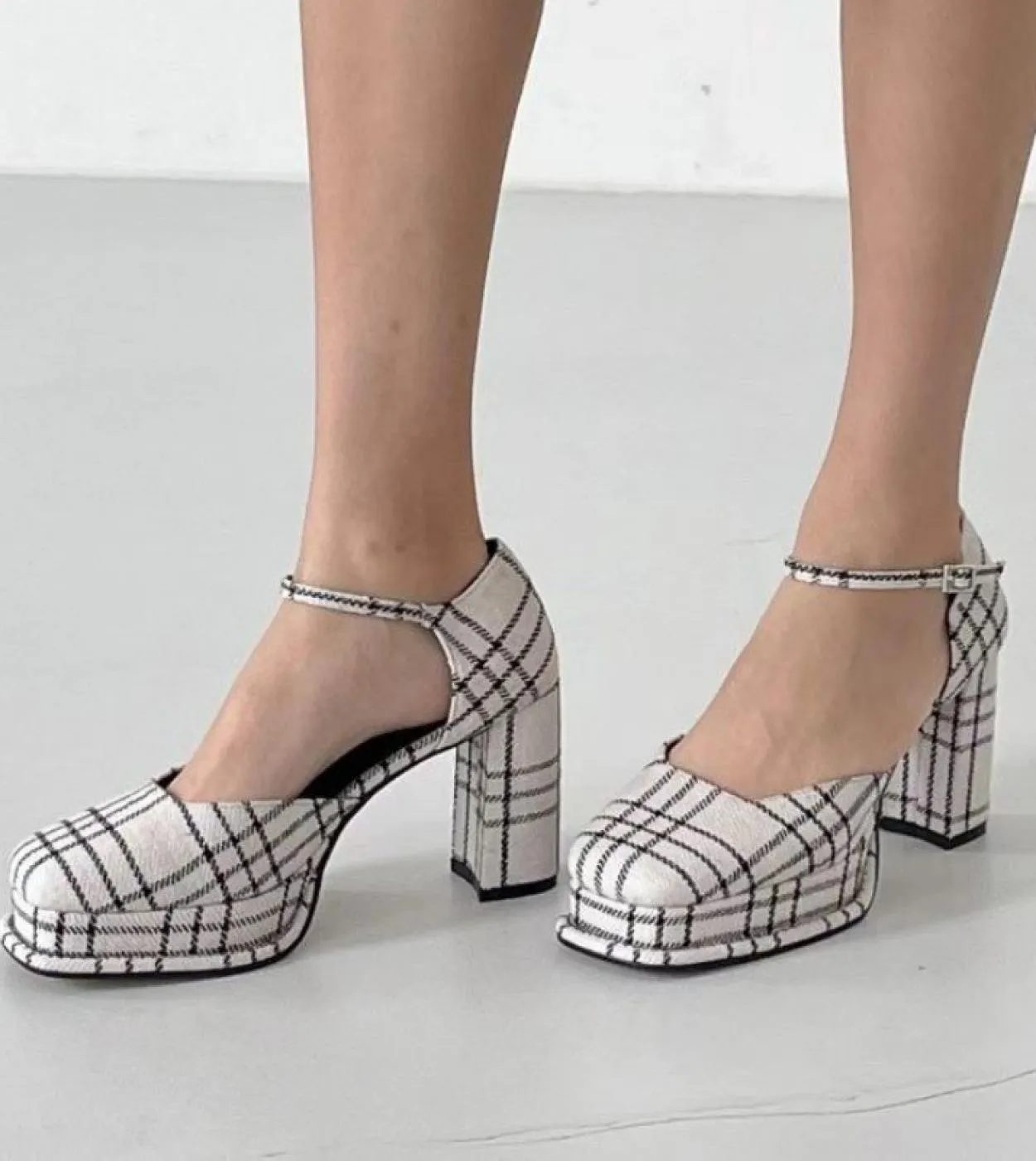 Scarpe col tacco alto Scarpe con fibbia tacco spesso da donna 2023 Nuova testa quadrata Bocca superficiale Scarpe moda Sapatos D