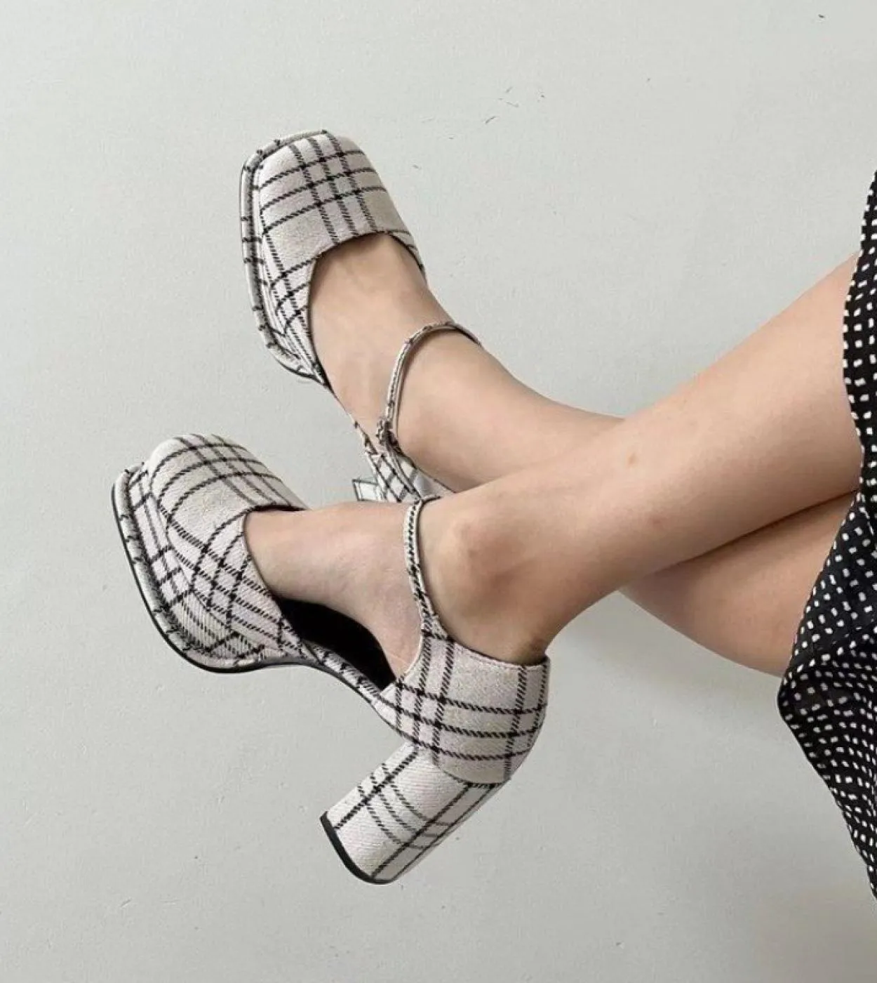 Scarpe col tacco alto Scarpe con fibbia tacco spesso da donna 2023 Nuova testa quadrata Bocca superficiale Scarpe moda Sapatos D