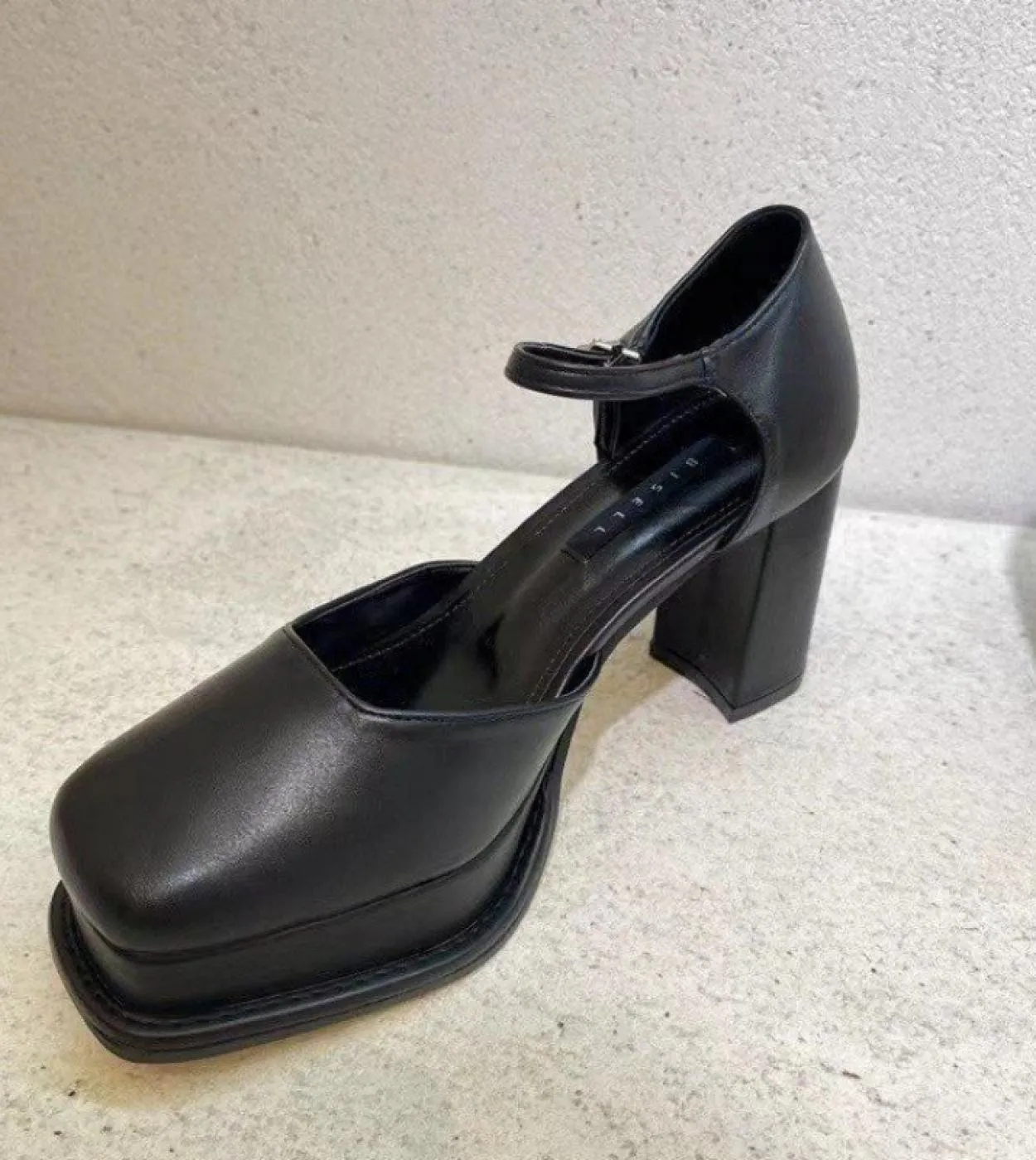 Scarpe col tacco alto Scarpe con fibbia tacco spesso da donna 2023 Nuova testa quadrata Bocca superficiale Scarpe moda Sapatos D