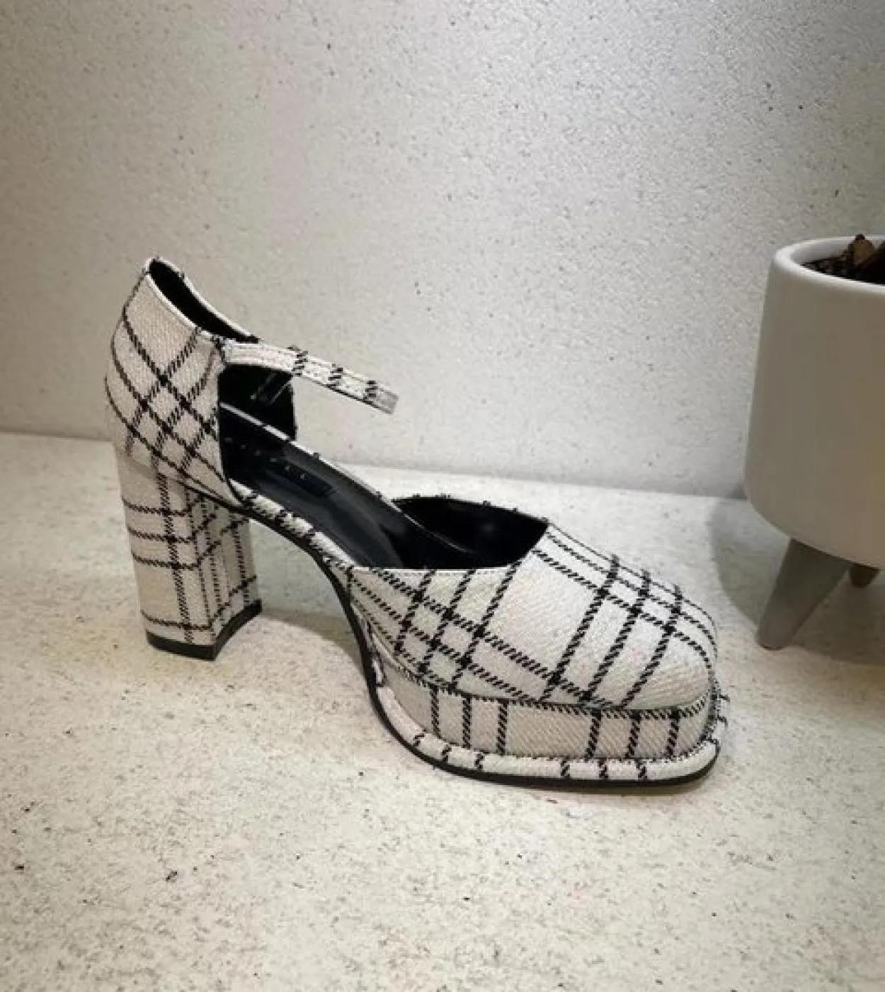 Scarpe col tacco alto Scarpe con fibbia tacco spesso da donna 2023 Nuova testa quadrata Bocca superficiale Scarpe moda Sapatos D