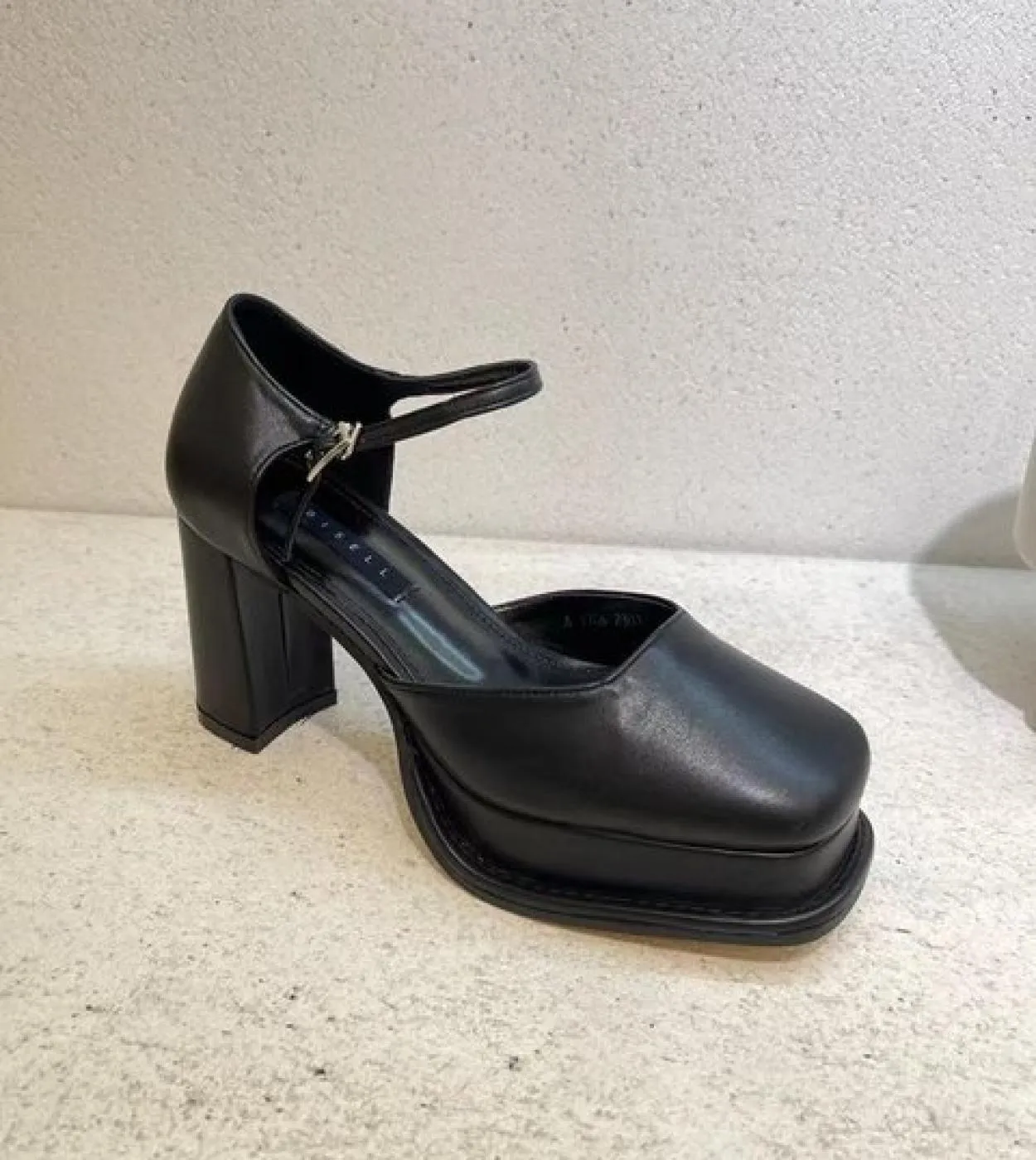 Scarpe col tacco alto Scarpe con fibbia tacco spesso da donna 2023 Nuova testa quadrata Bocca superficiale Scarpe moda Sapatos D