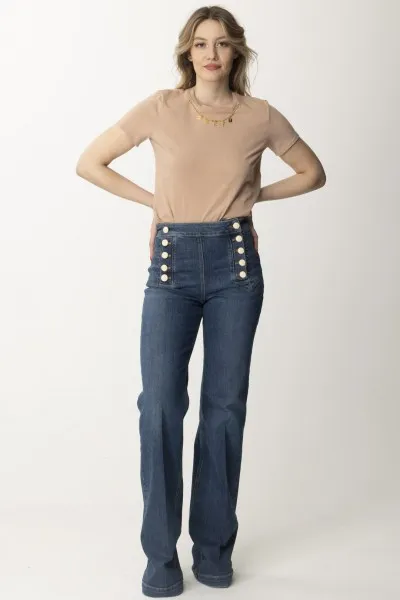 T-shirt con collana con charms Nudo