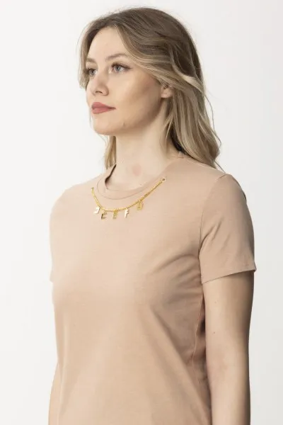 T-shirt con collana con charms Nudo