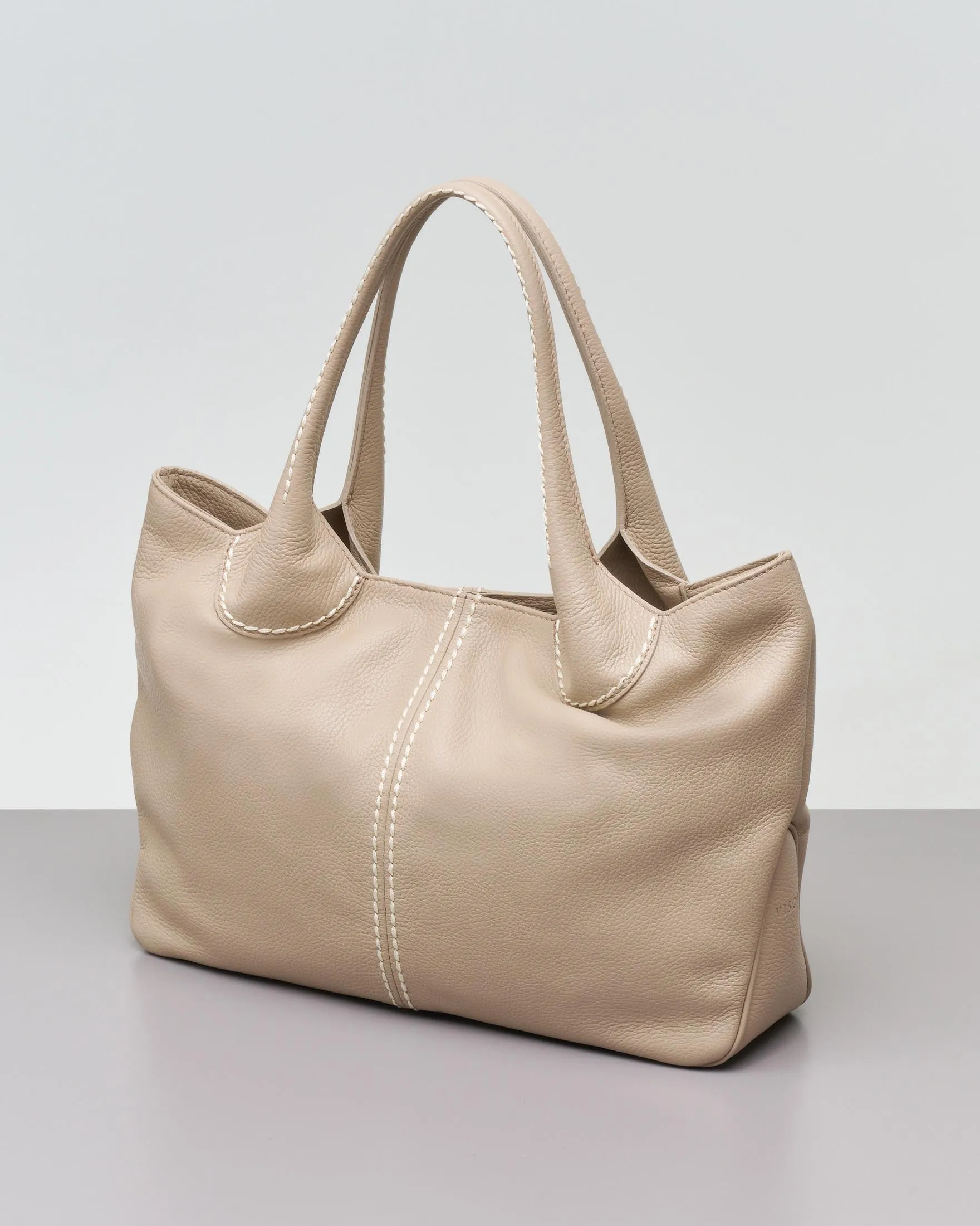 Tote bag grande greige in pelle martellata con impunture a contrasto