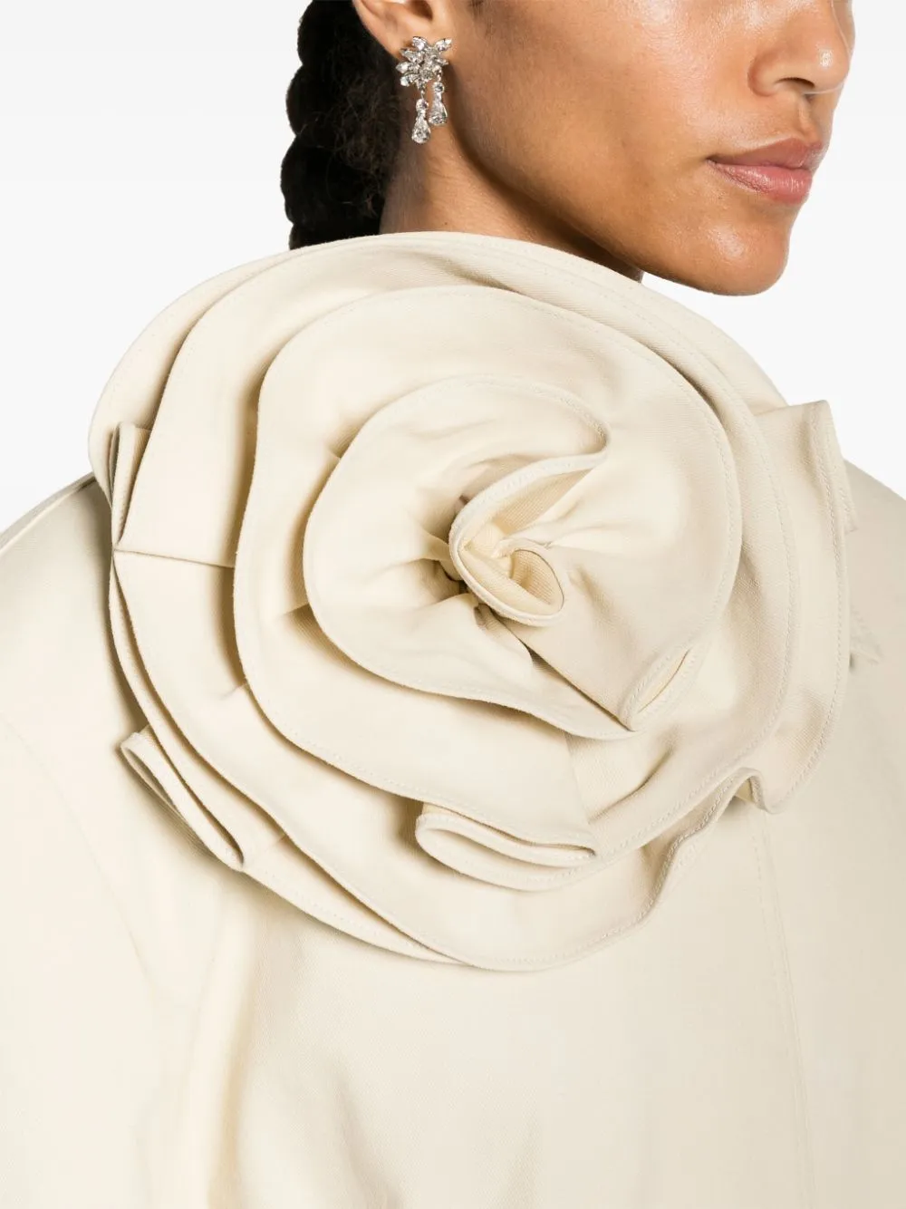 Trench con applicazione floreale in beige - donna