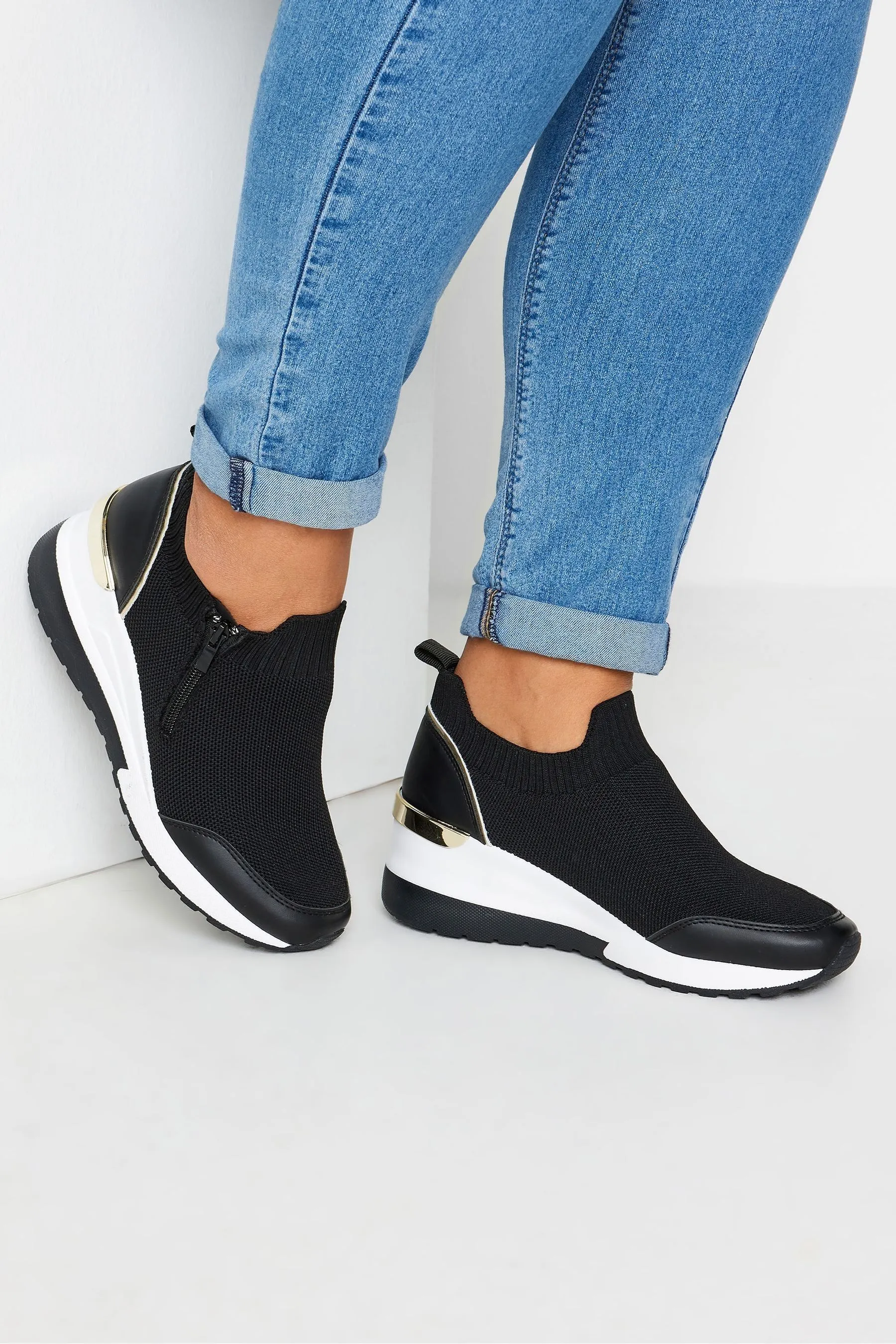 Yours Curve Vestibilità ampia - Scarpe da ginnastica con zeppa e dettagli in metallo